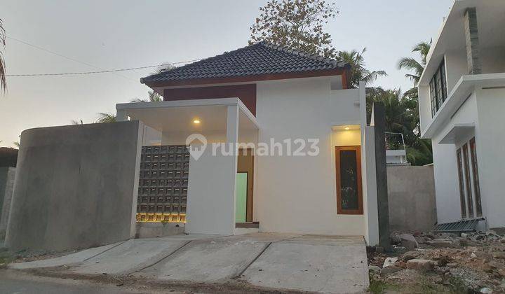 Rumah 3 Kamar Tepi Aspal Kusen Jati Di Wates 1