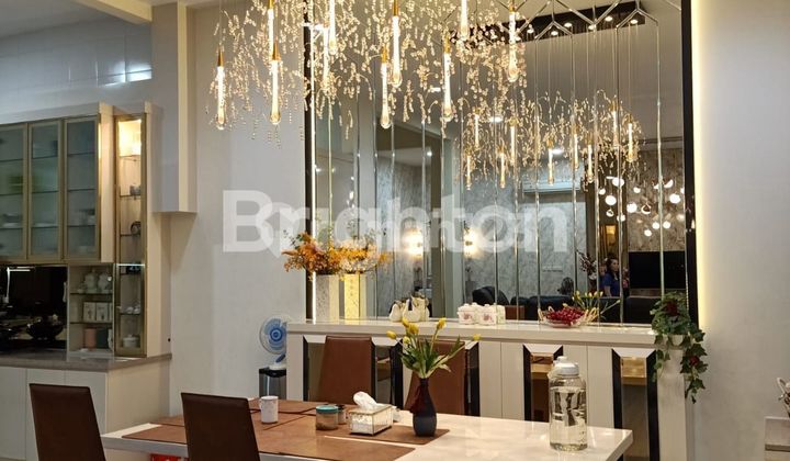 RUMAH TINGGAL MEWAH DAN LUXURY TIGA SETENGAH LANTAI BERIKUT INTERIORNYA. LOKASINYA SANGAT STRATEGIS, AKSES MUDAH KEMANA MANA. PLUIT JAKARTA UTARA