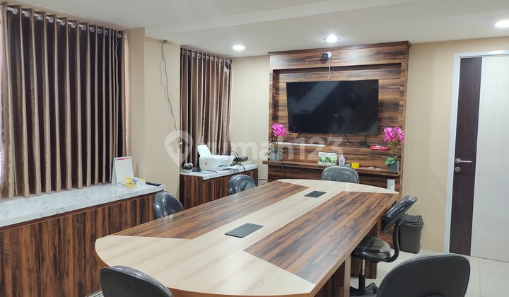 Gedung Empat Lantai Dekat Kawasan Bisnis Lokasinya Sangat Strategis Akses Jalan Tol Tanjung Priuk Jakarta Utaral