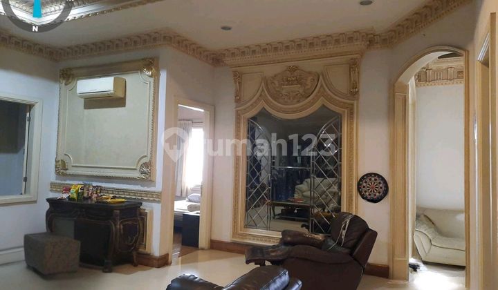 Rumah Mewah Bergaya Eropa Tiga Setengah Lantai