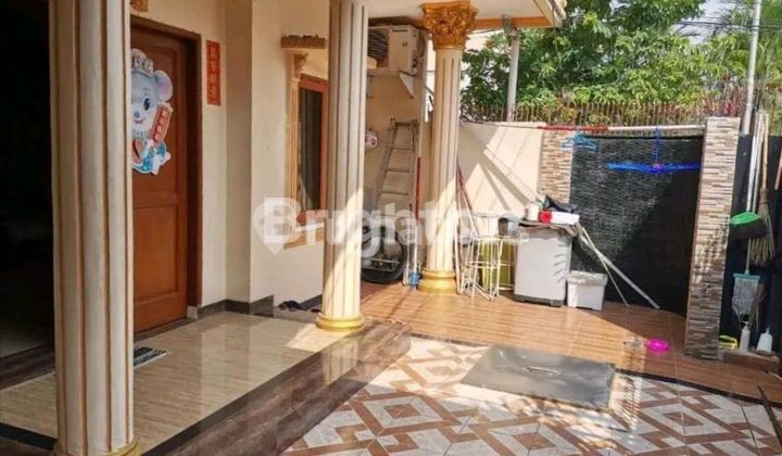 Rumah Tinggal Hook Dua Setengah Lantai. Lokasinya Sangat Strategis. Kelapa Gading Jakarta Utara