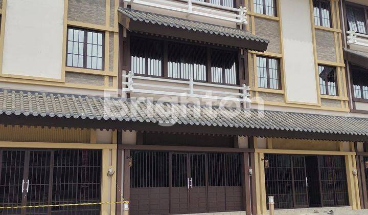 ENAM PULUH  UNIT RUKO BARU  TIGA LANTAI  + SATU ROOFTOP BERGAYA JEPANG  SIAP PAKAI  BUAT TENANT - TENANT  TERNAMA SANGAT - SANGAT STRATEGIS AKSES JALAN RAYA  PANTAI  INDAH KAPUK DUA  JAKARTA UTARA 1