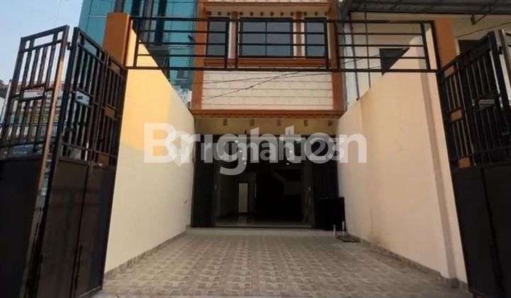 RUKO TIGA SETENGAH LANTAI SIAP PAKAI LOKASINYA STRATEGIS LINGKUNGAN BAGUS AKSES MUDAH KEMANA MANA GAJAH MADA JAKARTA BARAT