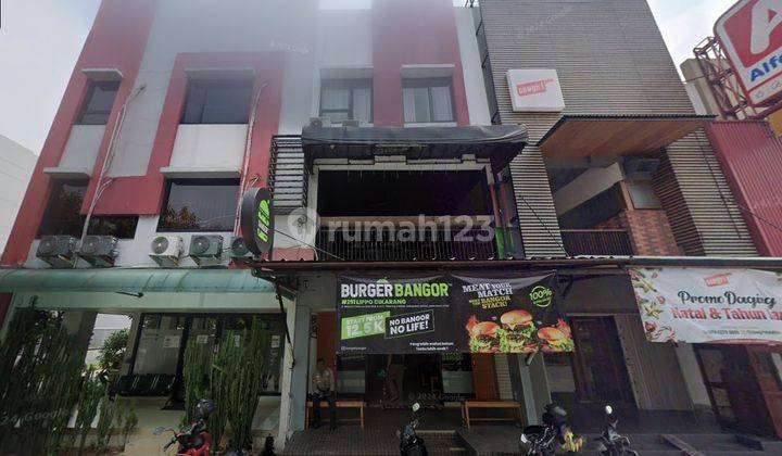 ruko 3 lantai pinggir jalan, sudah di renovasi bagus, tempat parkir luas,  2