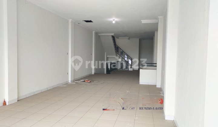 For sale: shop house on the main road Ahmad Yani. 2