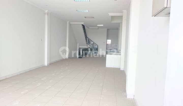 For rent, a shop house on the side of the main road A. Yani. 2