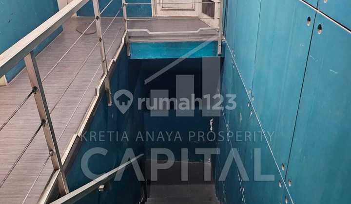 Ready-to-Use and Strategic 3-Story Shop House in Astanaanyar 2