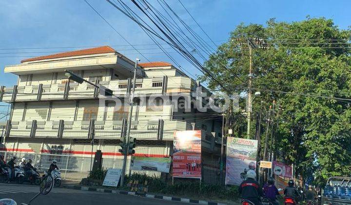 GEDUNG HOOK LOKASI STRATEGIS 1