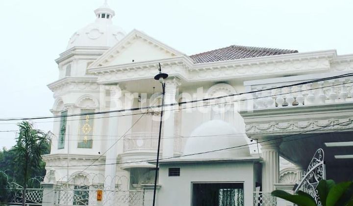 RUMAH MEWAH BERGAYA EROPA, FULL FURNISH, DI KOMPLEK BILLIMOON JAKARTA TIMUR