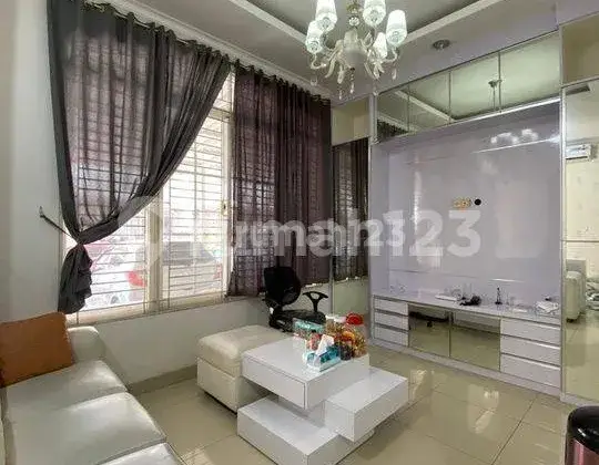 Rumah 2 Lantai SHM di Green Lake City, Jakarta Barat 1