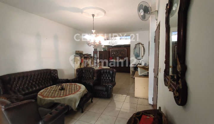 Old House Strategic Location Suitable for Residence or Boarding House 2