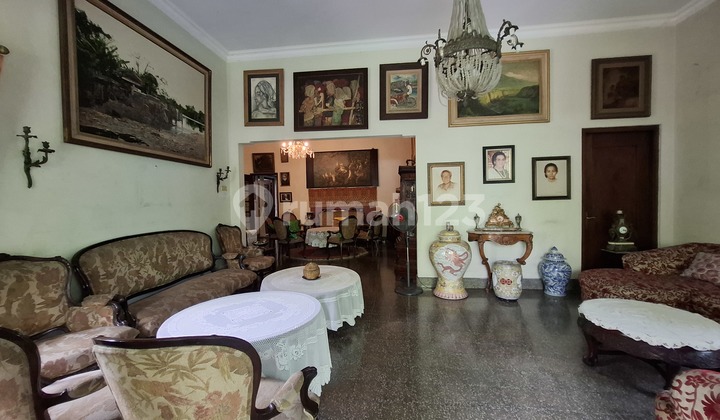 Dijual  Rumah dengan Taman Luas di Menteng Jakarta Pusat  2