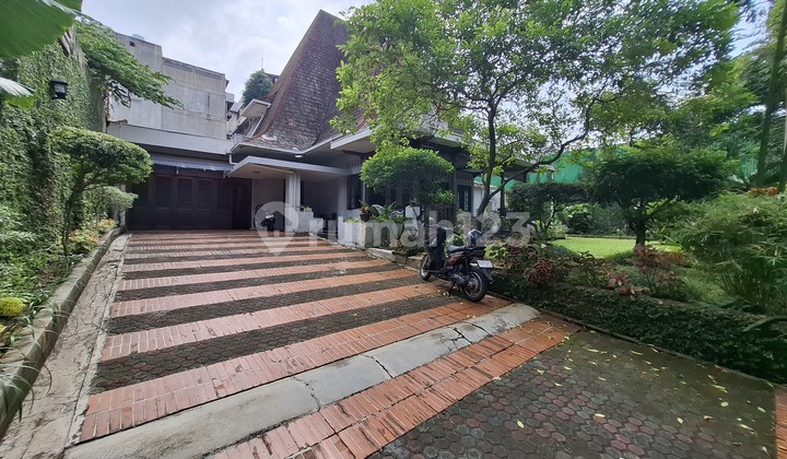 Dijual  Rumah dengan Taman Luas di Menteng Jakarta Pusat 