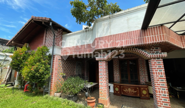 Rumah Industrial Dengan Rooftop Dan Kolam Renang Dijual Di Kemang