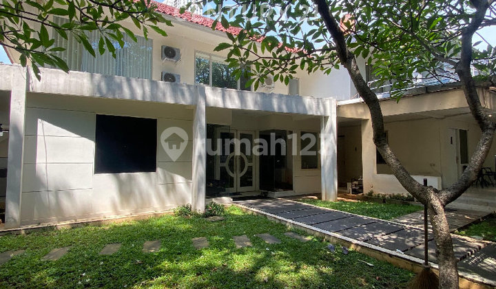 For Sale Hook House Located in a Comfortable Housing Estate in Kebayoran Baru For Sale Hook House Located in a Comfortable Housing Estate in Kebayoran Baru