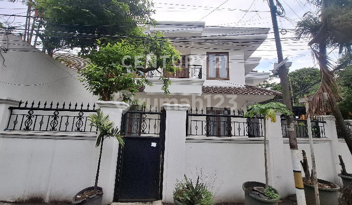 2-Storey Hook House Ready to Occupancy, Strategically Located in Kebayoran Baru, Jakarta