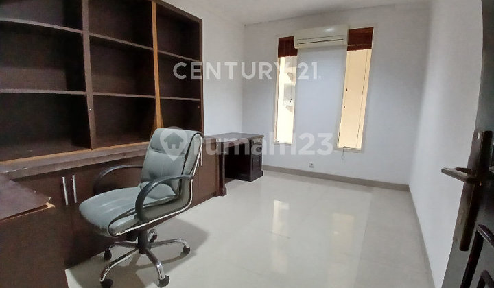 Disewakan Rumah Semi Furnished dengan Kolam Renang di Kemang 2