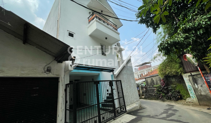 Gaya Eropa Letak Strategis Rumah Dijual Siap Huni Pejaten Barat 1