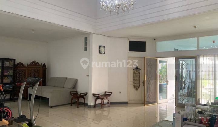 Rumah Dengan Kolam Renang Di Kawasan Kemang 2