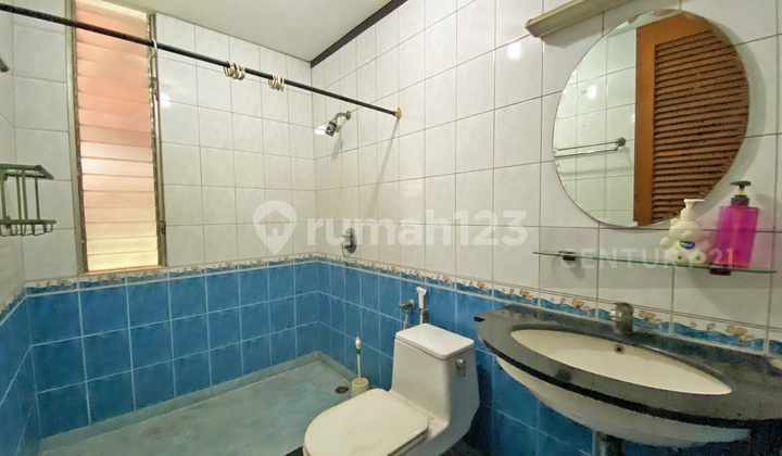 Rumah 3 Lantai Dengan Halaman Luas Di Cipete 2