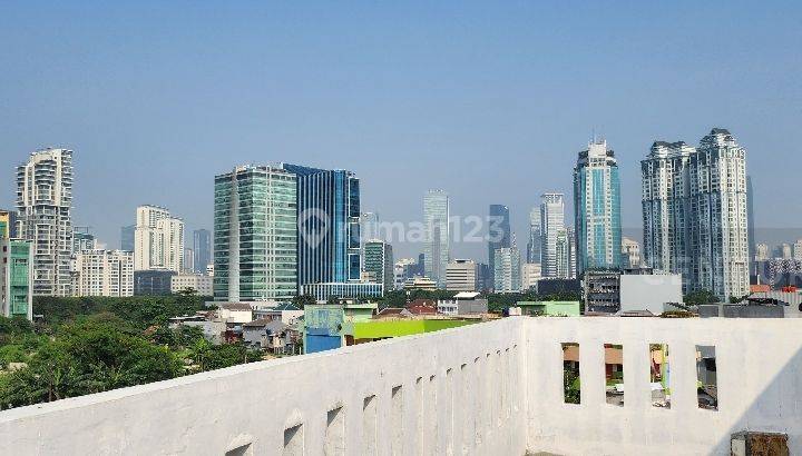 Turun Harga, Dijual Cepat, Bangunan Kokoh, Lokasi Strategis Dengan Rooftop View 2