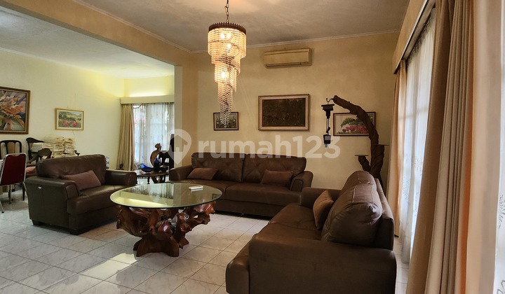 Rumah Lama, Asri Posisi Di Hoek, Lokasi Strategis Di Senayan  1