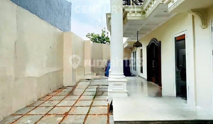 Luxury 2-Story House in Strategic Location, Kemang, South Jakarta Luxury 2-Story House in Strategic Location, Kemang, South Jakarta