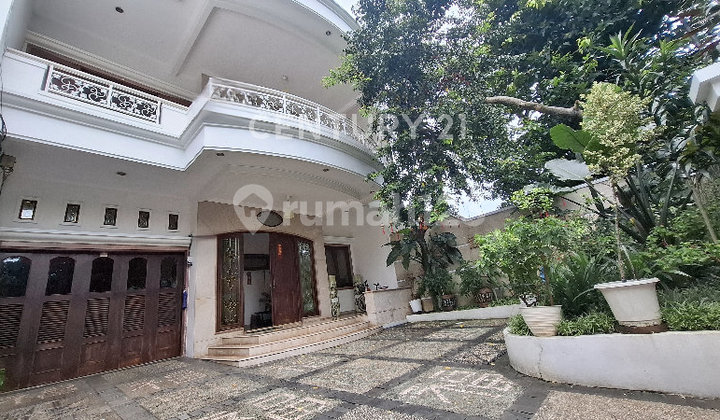 Neat and Ready-to-Live-in 2¼ LT House in Premium Location Kebayoran Baru, Jakarta