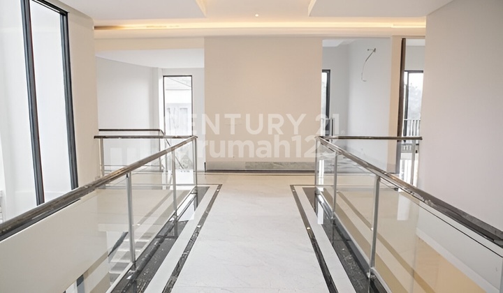 Luxury 3-Story House in Hang Lekiu, South Jakarta Luxury 3-Story House in Hang Lekiu, South Jakarta