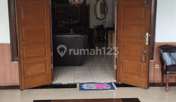 Rumah Lama Lokasi Strategis Cocok untuk Hunian atau Rumah Kos