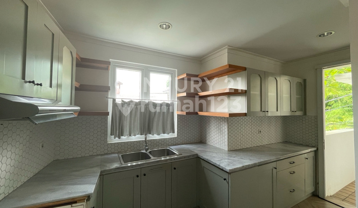 Gaya Eropa Letak Strategis Rumah Dijual Siap Huni Pejaten Barat 2