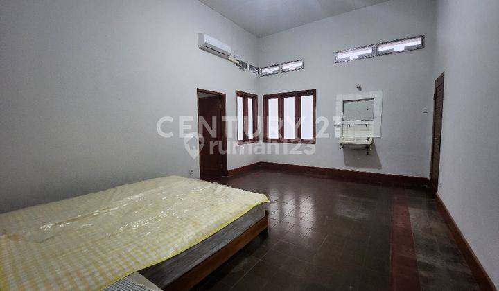 Rumah Khas Simple Art Deco Belanda, Halaman Luas, Lokasi Strategis  2