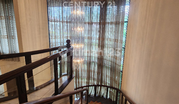 Rumah Lama di Lokasi Prestigius di Menteng Jakarta Pusat. Rumah Lama di Lokasi Prestigius di Menteng Jakarta Pusat.