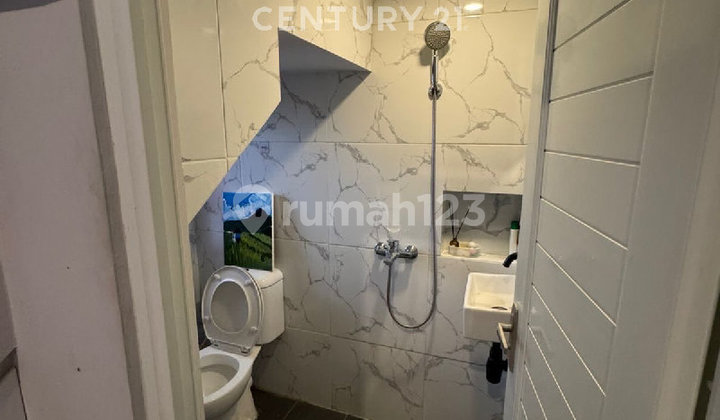 Living Comfortably in a 3-Story House with a Lush Rooftop in Cilandak KKO.