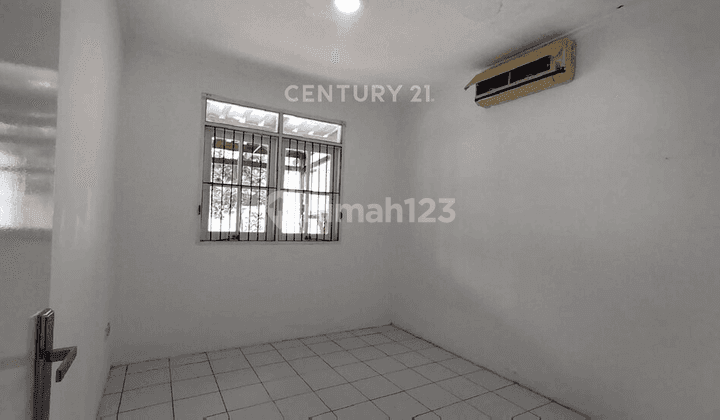 Rumah Hook Taman Luas Di Sentul City Cluster Taman Legian 2