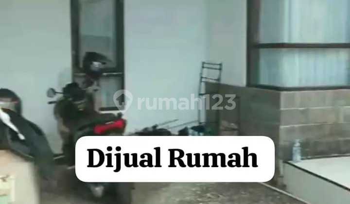 Single-Story House Strategically Located on Teuku Umar Street