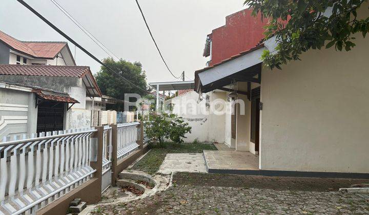 Rumah  dengan Halaman Luas Hoek di Cimanggis Depok 2