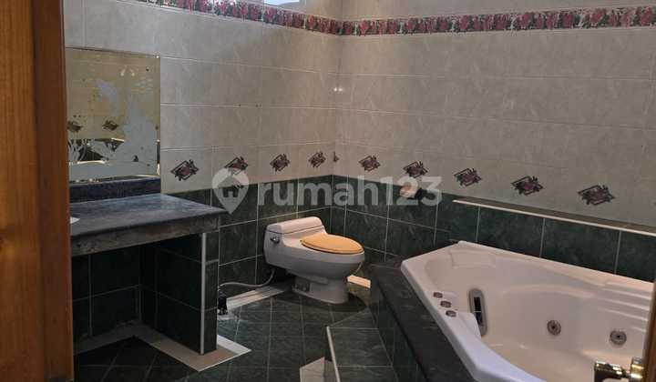 Rumah 2 1/2 Lantai di Kelapa Cengkit