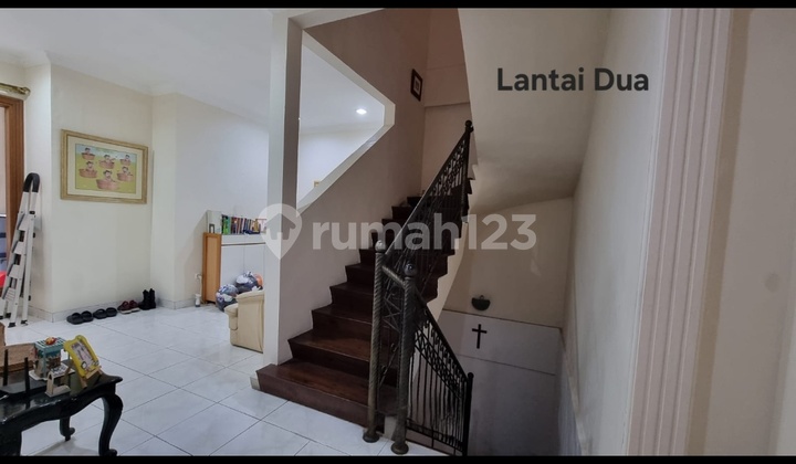 Cheap Sale 3-Story House in Elite Area Kelapa Gading Ready to Live In Flood-Free