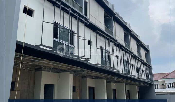 Free Lift Setiap Unit, Rumah Mewah Palmerah Jakarta Barat