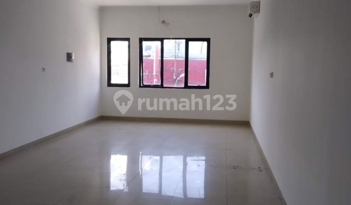 For Rent: 5-Unit Row Shop with Ample Parking in Tomang 2