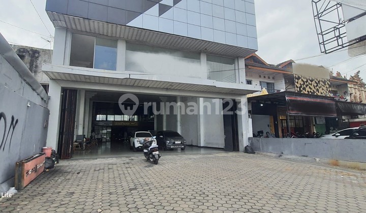 Gedung Luas Cocok untuk Show Room Mobil, Resto, Sinduadi, Mlati, Sleman, Jogja