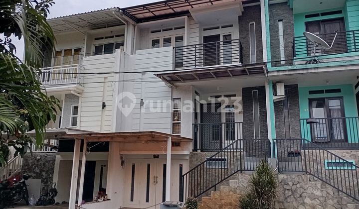 3-Story House with Toll Access Only 500m Away in Kukusan, Depok 3-Story House with Toll Access Only 500m Away in Kukusan, Depok