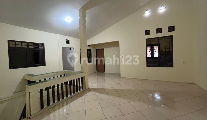 Boarding House or Office 10 Rooms 4 Halls 2