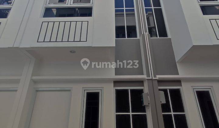 Rumah 2 Lantai Lokasi Strategis Cipinang Elok 1