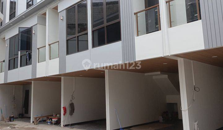 Rumah 3 Lantai Lokasi Strategis Area Perkantoran 1