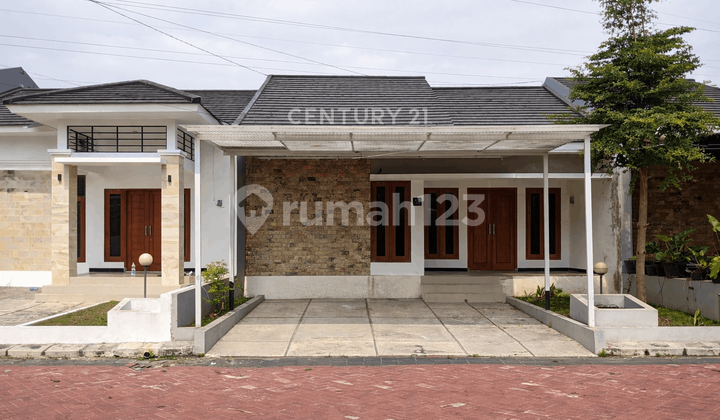 Luxury House in the Housing Estate Only 1 KM to Isi Yogyakarta Campus Luxury House in the Housing Estate Only 1 KM to Isi Yogyakarta Campus