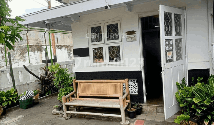 House on Jl Gajah Mada for Residence and Homestay 1Km to Malioboro 2