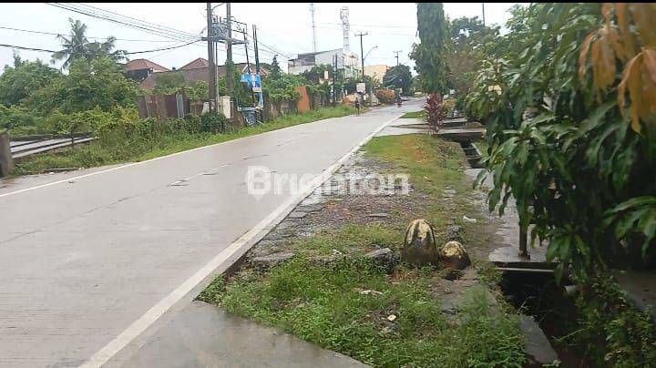 Tanah dan 3 Bangunan Rumah tinggal Pinggir Jalan 2