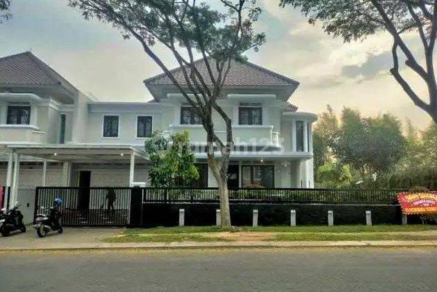 Rumah Bagus Luas Berkolam Renang Kota Baru Parahyangan 1